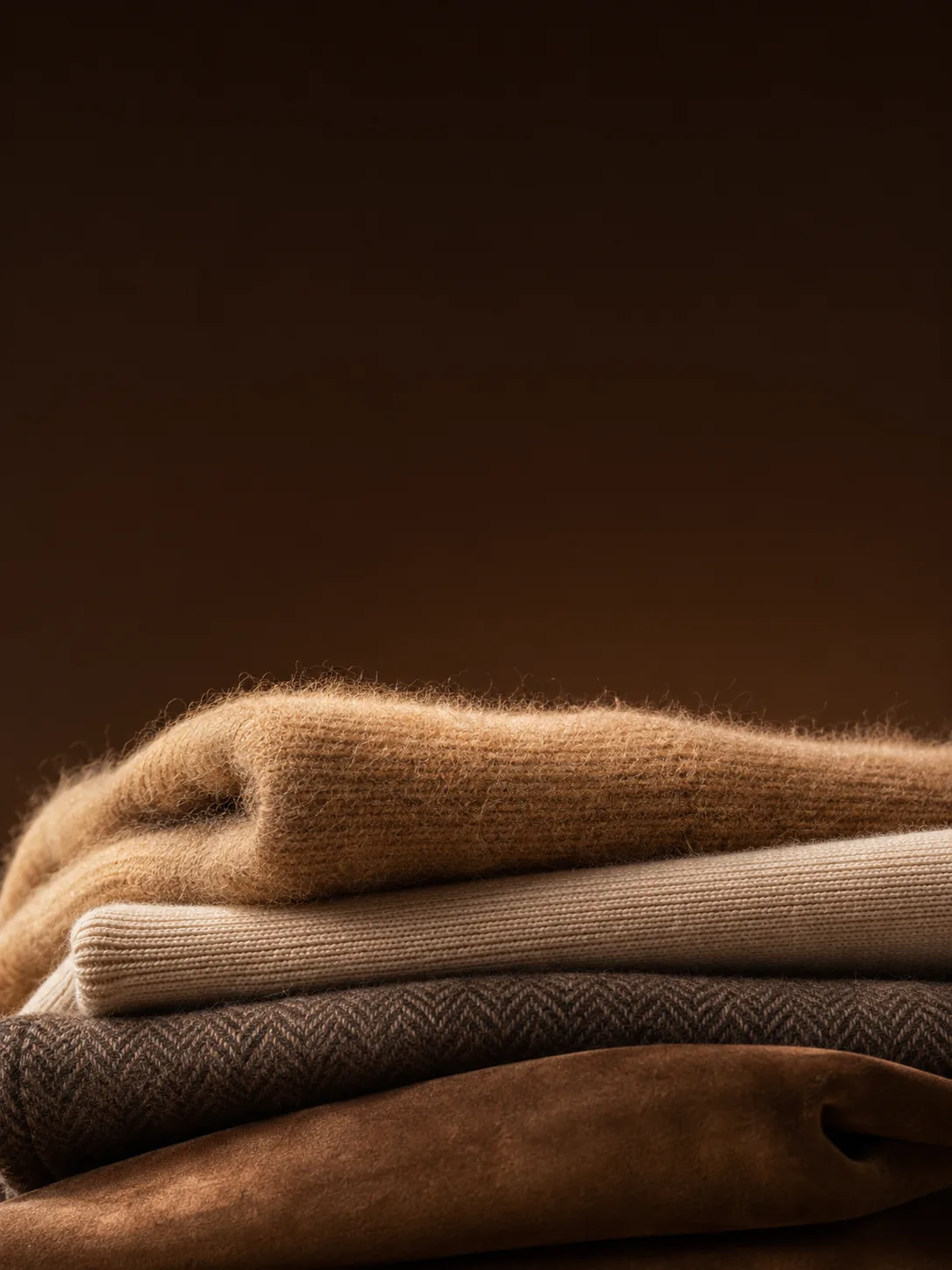 Quietly luxurious — stack de cashmere y wool en tonos cocoa
